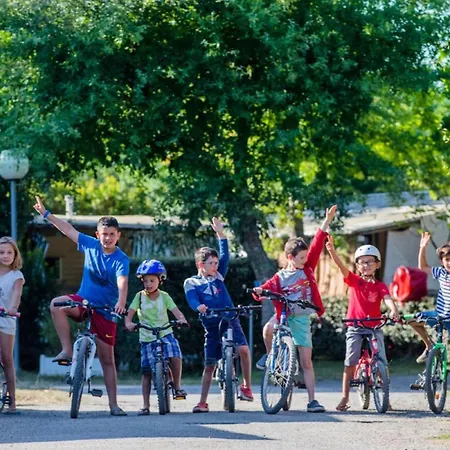 Camping Pour 6 Personnes Avec Terrasse - Api-1-52-708